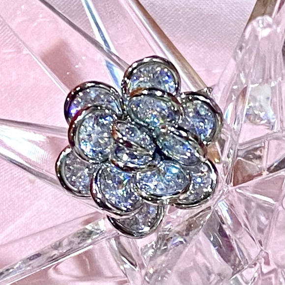 Kate Spade Rosette 3D Geometric Rhinestone Flower Cluster Pendant Necklace - Picture 8 of 16